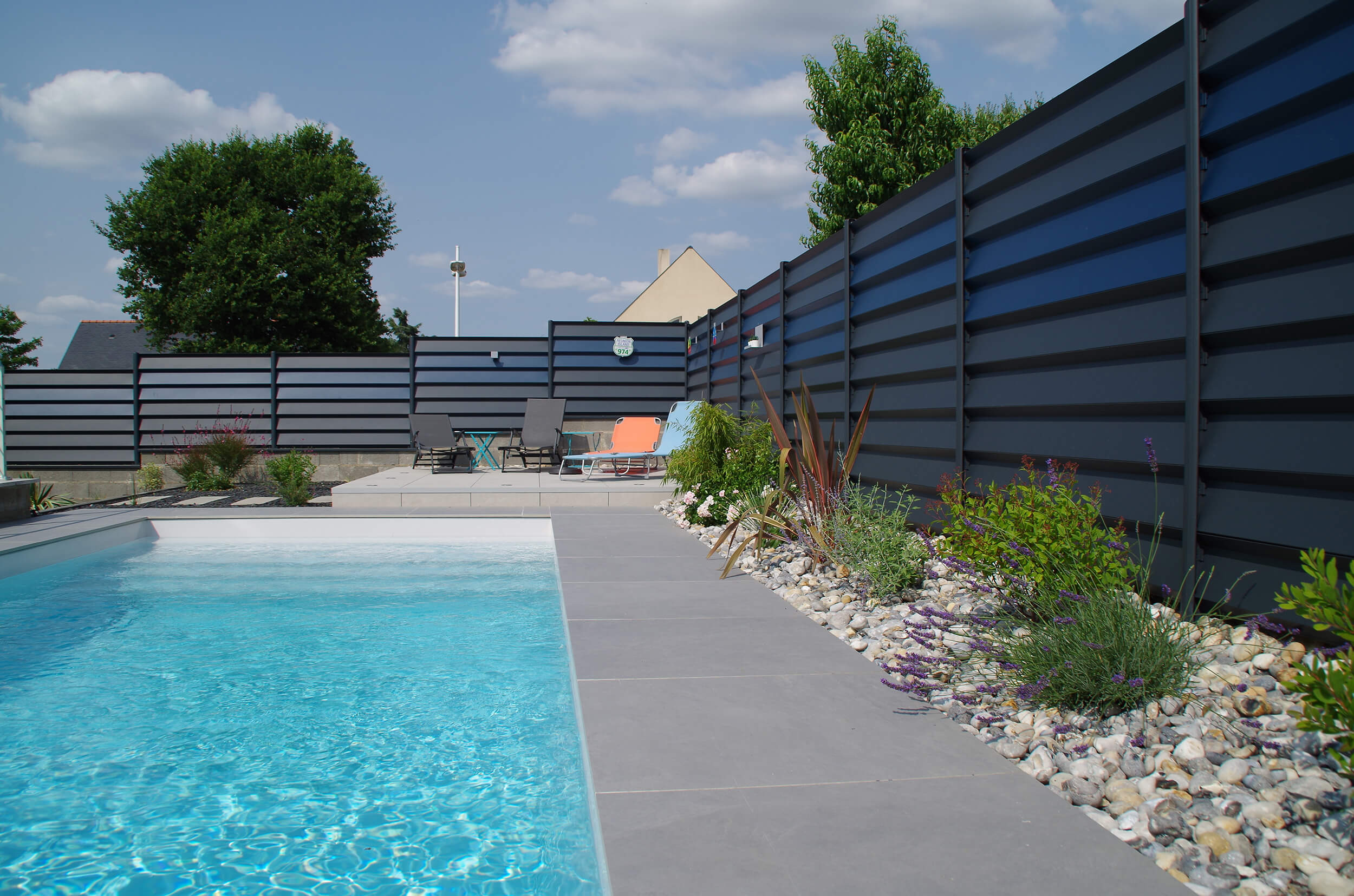 piscine coque par votre pisciniste à angers qui a aménagé l'extérieur